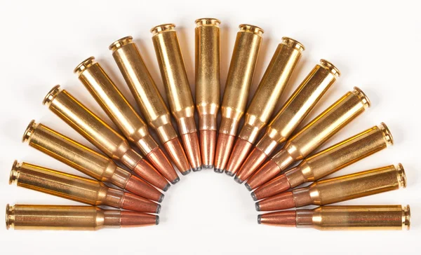 Yarım daire içinde dolu tüfek mermileri — Stok fotoğraf