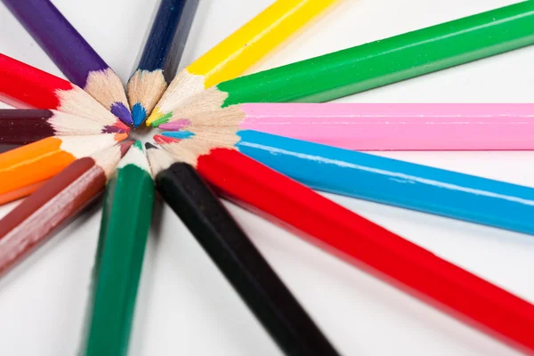 Lápis coloridos em um círculo puro — Fotografia de Stock