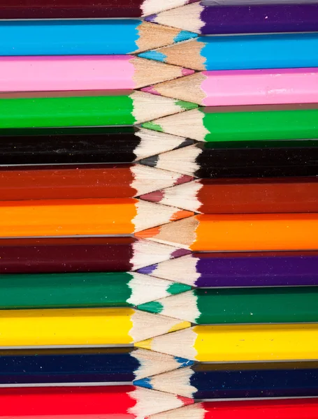 Lápis coloridos embalados em uma fileira — Fotografia de Stock