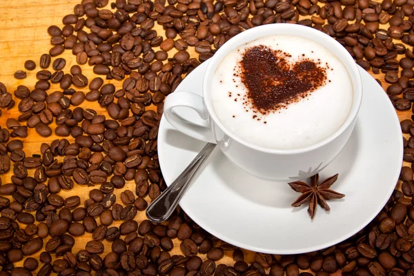 Gwiazda anyżu i kakao serca w kawie — Zdjęcie stockowe