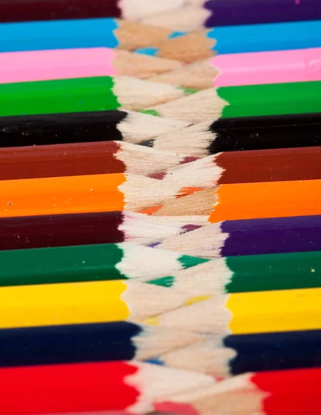 Kleur potloden verpakt in een rij — Stockfoto