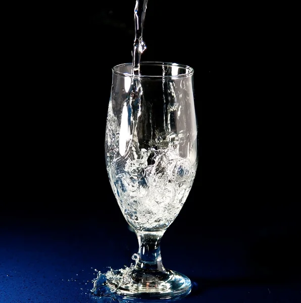 Üvegbe öntött víz — Stock Fotó