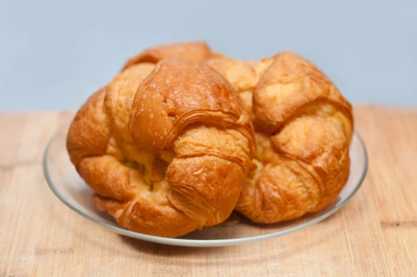Croissant francés recién horneado brioche sobre tabla de madera —  Fotos de Stock
