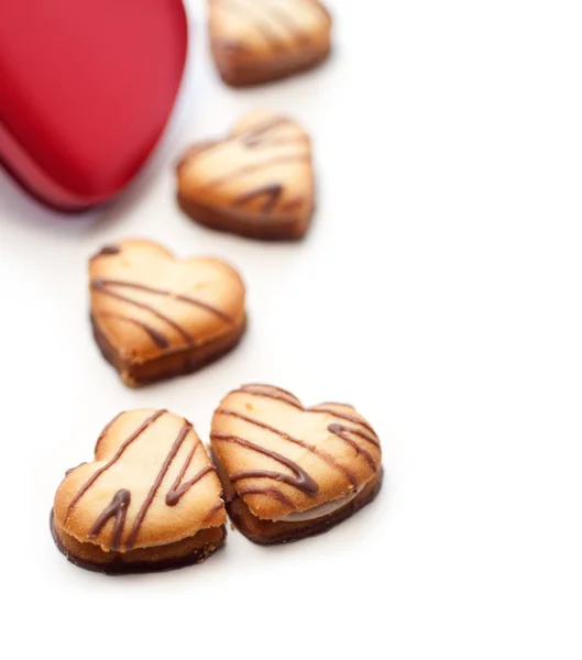 Krém cookies na červené srdce kovové krabice ve tvaru srdce — Stock fotografie