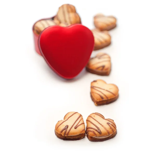 Hjärtformade grädde kakor på rött hjärta metall låda — Stockfoto