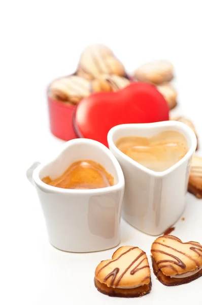 Kalp şeklinde kırmızı kalp metal kutu ve kahve kremalı kurabiye — Stok fotoğraf