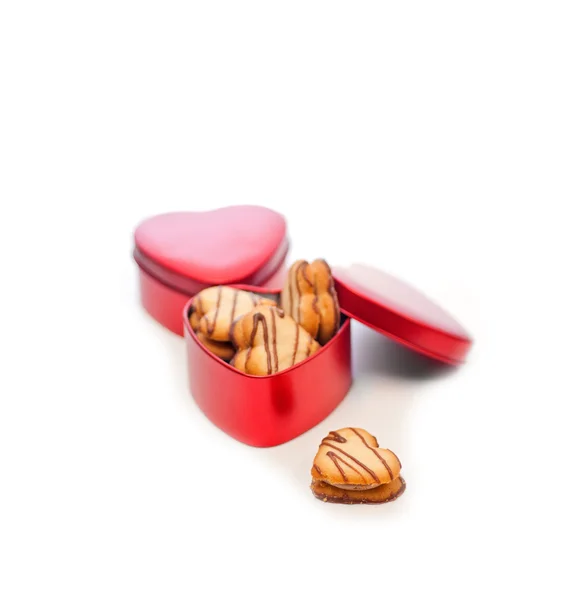 Galletas de crema en forma de corazón en caja de metal corazón rojo —  Fotos de Stock