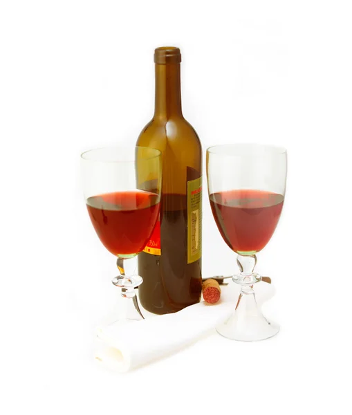 Láhev červeného vína a dvě sklenice — Stock fotografie