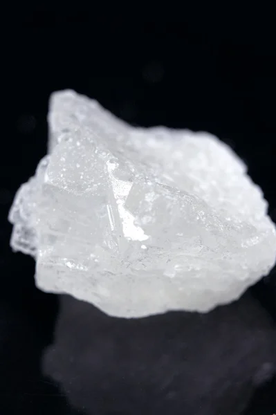 Pedaços de cristal de açúcar de rocha sobre preto — Fotografia de Stock