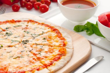 İtalyan özgün ince hamur pizza