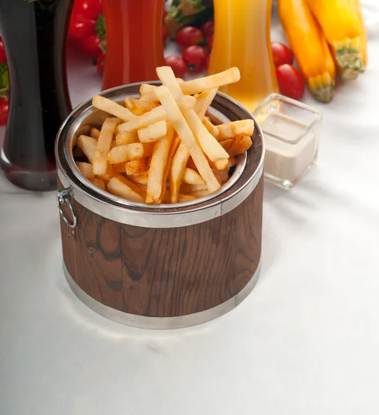 Batatas fritas frescas em um balde — Fotografia de Stock
