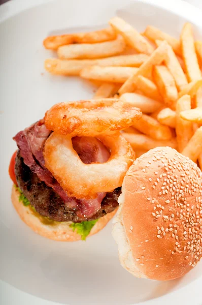 Классический сэндвич с гамбургером и картошка фри — стоковое фото