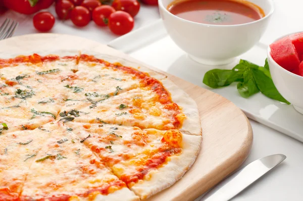 Pizza de corteza fina original italiana —  Fotos de Stock