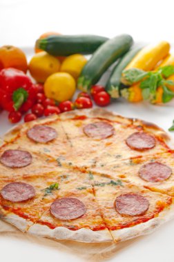 İtalyan özgün ince kabuk biberli pizza