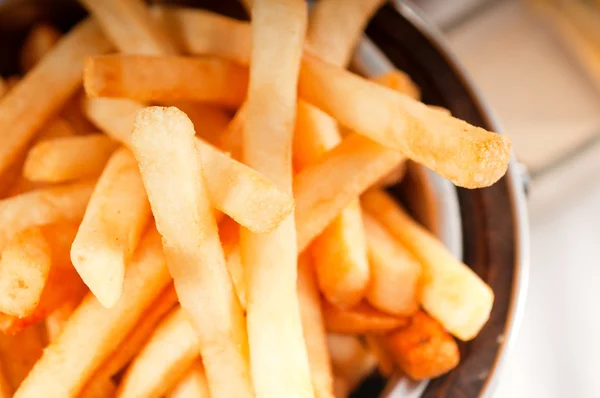 Papas fritas frescas en un cubo —  Fotos de Stock