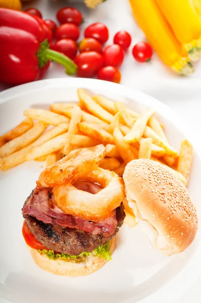 Klassisk hamburgare smörgås och pommes frites — Stockfoto