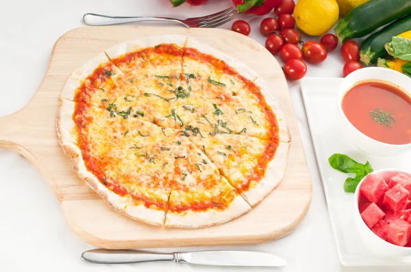 Італійська оригінальний піца тонка кора — стокове фото