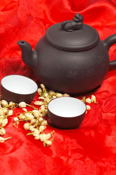 Jasmim chá sobre seda vermelha — Fotografia de Stock