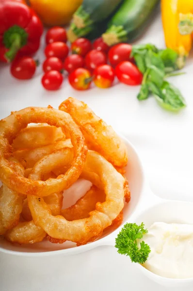 Anéis de cebola fritos dourados — Fotografia de Stock