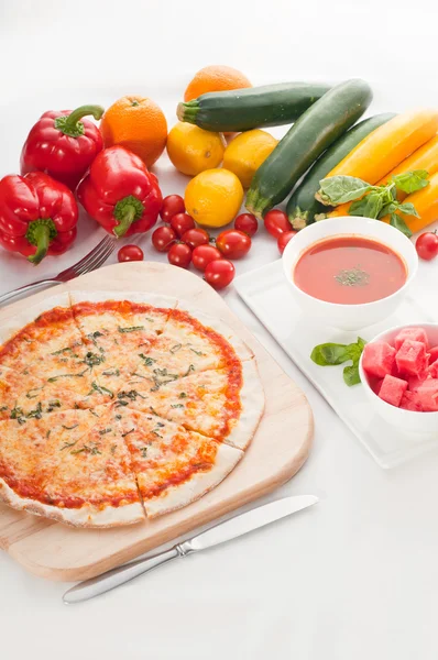 Eredeti olasz vékony tésztájú pizzát — Stock Fotó