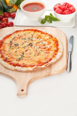 İtalyan özgün ince hamur pizza