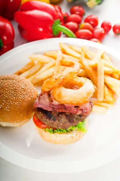 Clásico sándwich de hamburguesa y patatas fritas — Foto de Stock