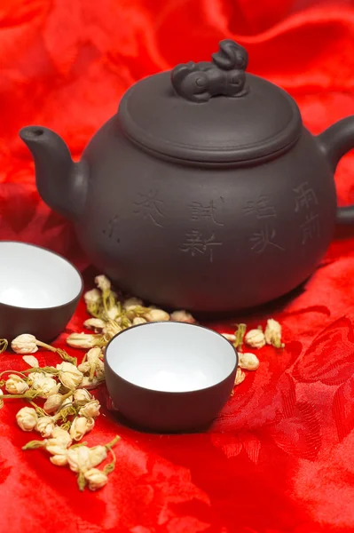 Жасминовый чай над красным шелком — стоковое фото