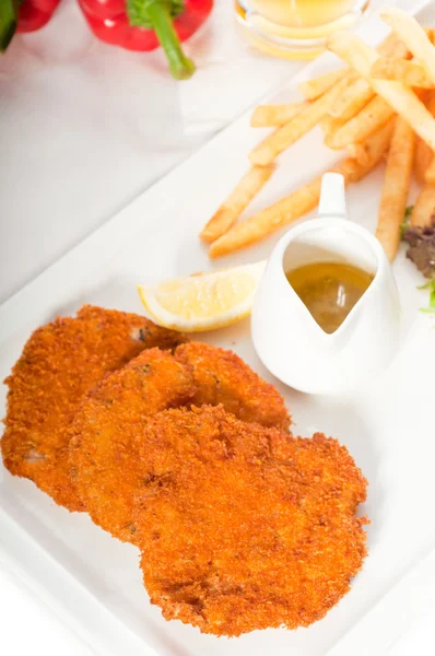 Klassieke milanese kalfsvlees schnitzels en groenten — Stockfoto