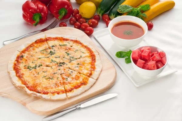 Italský originál tenkou křupavou pizzu — Stock fotografie