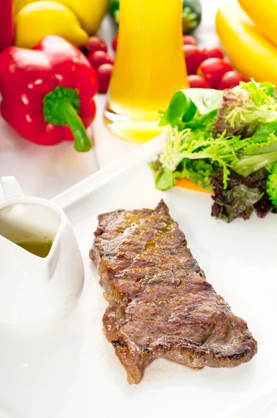 Juteux barbecue grillé côtelette œil, steak de côtelette et légumes — Photo