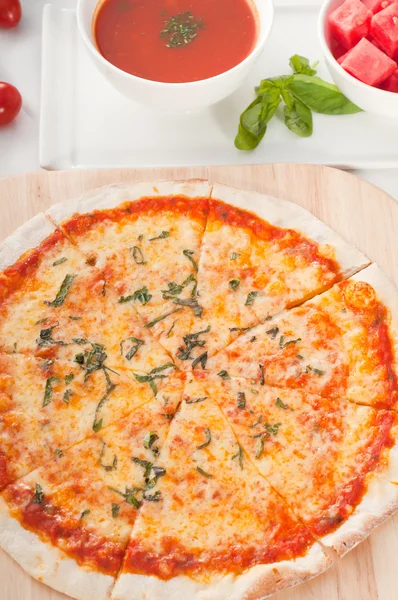 Італійська оригінальний піца тонка кора — стокове фото
