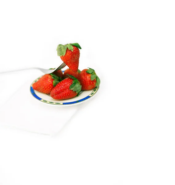 Piatto di fragole fresche su bianco — Foto Stock