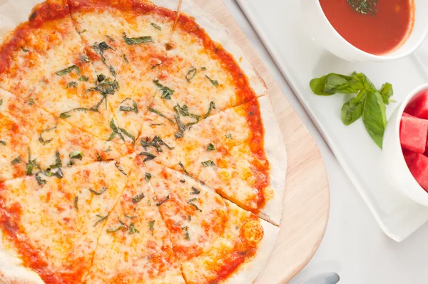Pizza crosta sottile originale italiana — Foto Stock