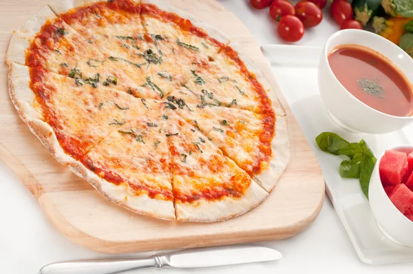Oryginalny włoski cienka skorupa pizzy — Zdjęcie stockowe
