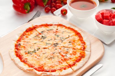 İtalyan özgün ince hamur pizza