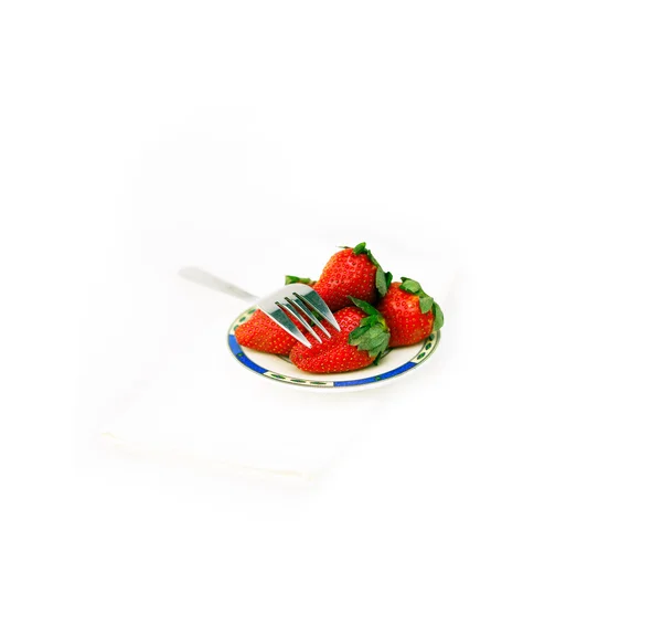 흰색 위에 신선한 딸기 접시 — 스톡 사진