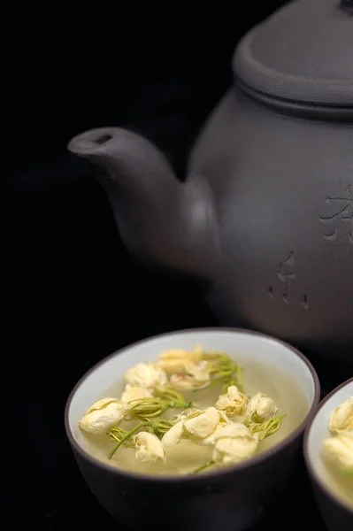 Китайский жасминовый чайник и чашки — стоковое фото