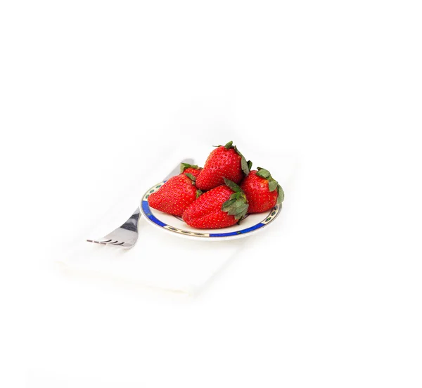 흰색 위에 신선한 딸기 접시 — 스톡 사진