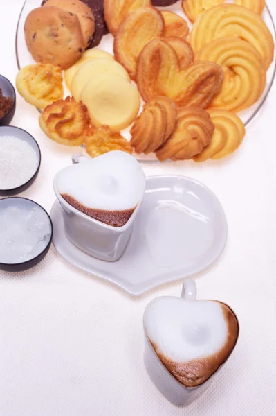 Tazas de café expreso en forma de corazón capuchino — Foto de Stock