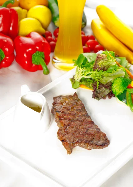 Lédús bbq grillezett rib eye, ribeye steak és zöldségek — Stock Fotó