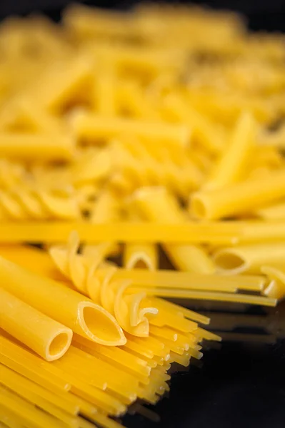 Selección de pasta italiana sobre negro —  Fotos de Stock