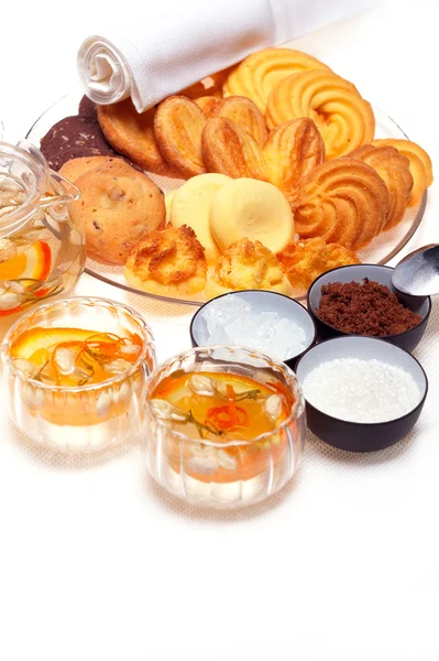 Conjunto de chá floral e variedade de pastelaria sobre branco — Fotografia de Stock