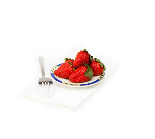 Piatto di fragole fresche su bianco — Foto Stock
