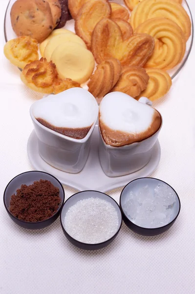 Copos de café expresso em forma de coração cappuccino — Fotografia de Stock
