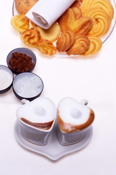 Kalp espresso kahve cappuccino kupaları şeklinde. — Stok fotoğraf