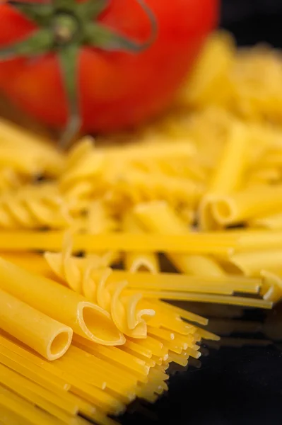 Seleção italiana de massas e tomate sobre preto — Fotografia de Stock