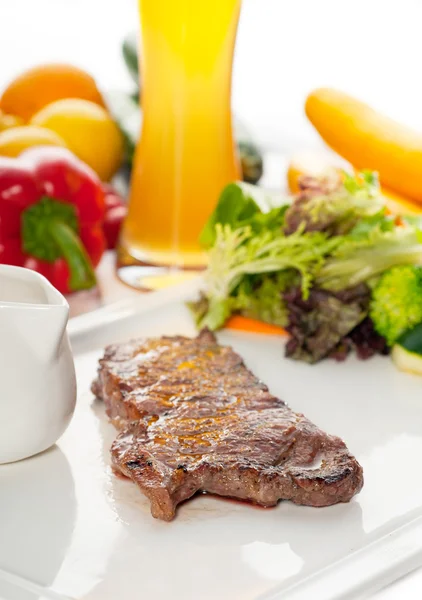 Sappige BBQ-gegrilde rib eye, ribeye biefstuk en groenten — Stockfoto
