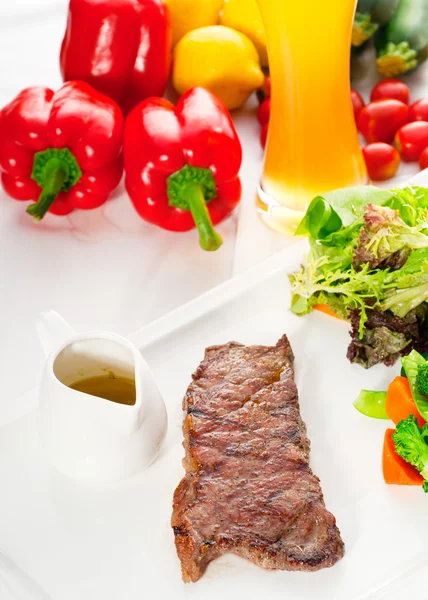 Соковитий барбекю на грилі реберне око, стейк і овочі — стокове фото