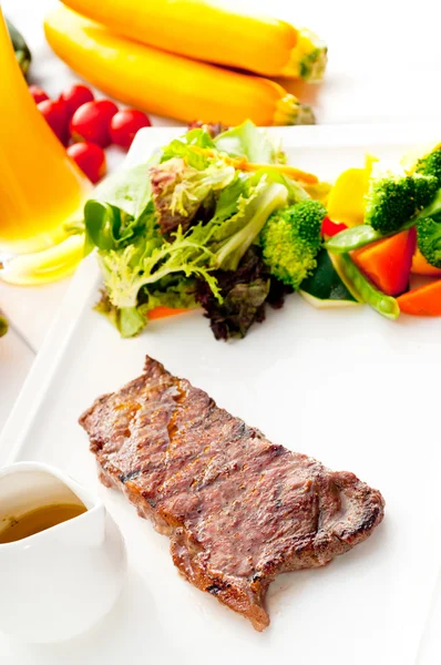 Saftige BBQ gegrilltes Rippenauge, Ribeye Steak und Gemüse — Stockfoto