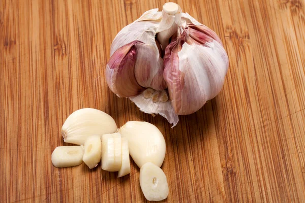 Garlic on the wooden table — Stock Photo, Image